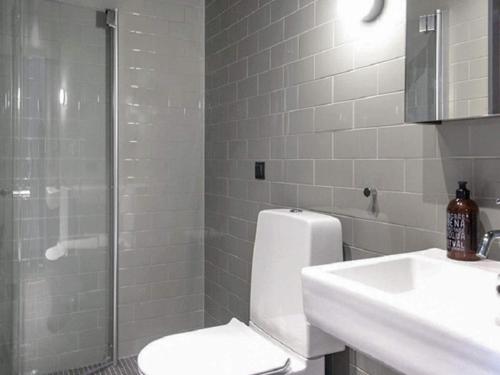斯托滕Holiday home SÄLEN II的浴室配有卫生间、盥洗盆和淋浴。