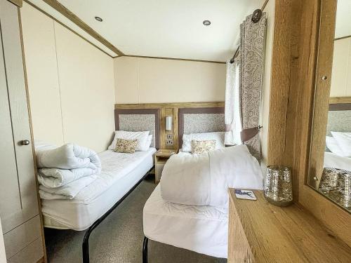 萨克斯曼德姆Modern Caravan With Large Decking Area And Wifi, Ref 60057ch的带两张床和镜子的客房