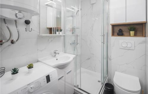 波雷奇切瓦尔波拉特两卧室公寓 的白色的浴室设有水槽和淋浴。