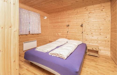 菲耶兰3 Bedroom Amazing Home In Fjrland的木墙客房的一张床位