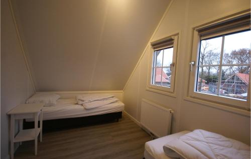 侯赫-黑克索3 Bedroom Gorgeous Home In Hoge Hexel的客房设有两张床、一张桌子和一扇窗户。