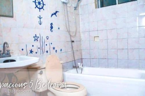 碧瑶5 Bedrooms 4 Bath/toilet & Mountain View Fast Net的浴室配有卫生间、浴缸和水槽。
