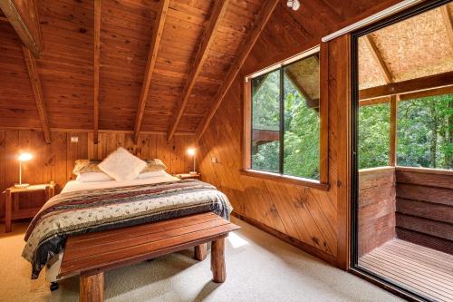 Salisbury索尔兹伯里山林小屋的小木屋内的卧室,配有床和窗户