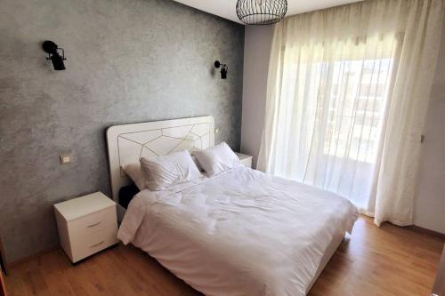 马拉喀什Marrakesh Pearl Gardens Amazing 2 Bedrooms apartment的卧室配有白色的床和窗户。