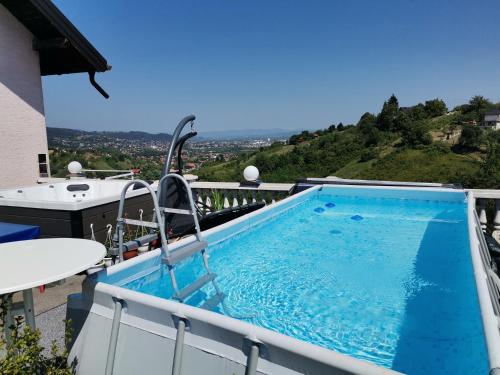 MolvicePanorama Apartman的一座位于山间别墅阳台的游泳池