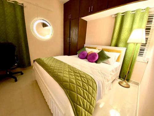 班加罗尔Art House- Air conditioned luxury service Apartments的卧室配有带紫色枕头的绿色白色床