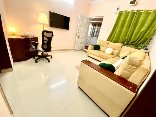 班加罗尔Art House- Air conditioned luxury service Apartments的客厅配有沙发和椅子