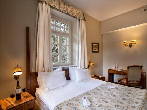 海法克罗尼酒店的一间卧室设有一张大床和窗户
