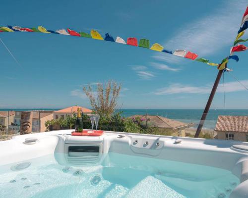 卡诺海滩Villa Ananda 5 étoiles de rêves的海景热水浴池
