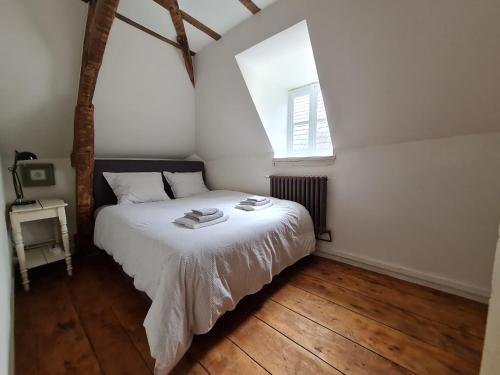 LivryChâteau de Paraize的一间卧室设有一张床和一个窗口