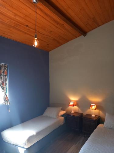 雷镇O Ninho do Rei的配有两张床铺的房间,配有两盏灯