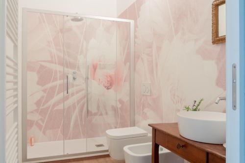法拉-迪索利戈Fiori&vigne di Cecilia Marcon的带淋浴、卫生间和盥洗盆的浴室