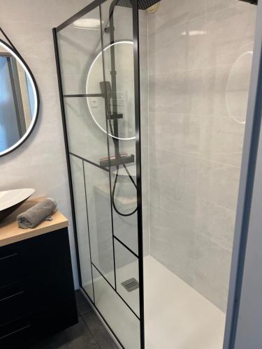 滨海卡瓦莱尔« Le Andrea »的浴室里设有玻璃门淋浴