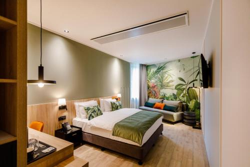蒂米什瓦拉Amazonia Apartments的酒店客房,配有床和沙发