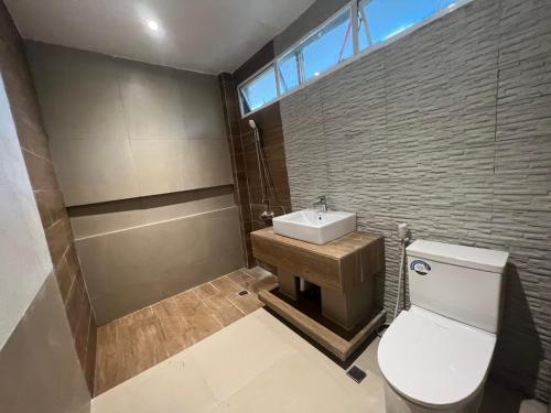 卢纳将军城Kesa Cloud 9 Hotel & Resort Siargao的浴室配有白色卫生间和盥洗盆。