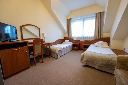 莱斯科斯泽尔考酒店的酒店客房,设有两张床和镜子