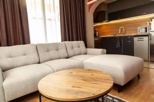 拉夫达Ravda Bay Guest House的带沙发和咖啡桌的客厅