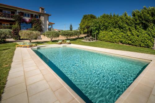 比索达雷加La Rosière的一座房子后院的游泳池