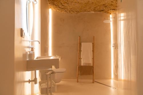 阿桂拉斯La Casa Turquesa的一间带水槽和卫生间的浴室