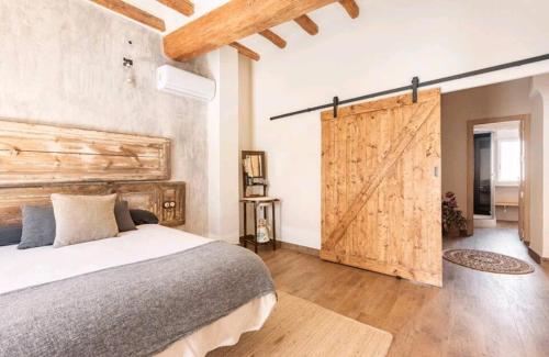 蒙特夫里奥德尔坎普Tu refugio的一间卧室配有床和滑动谷仓门。