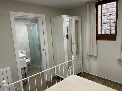 阿尔巴拉辛La Casa de los Molineros的客房设有楼梯和带镜子的浴室