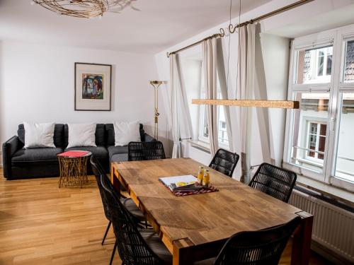 林道Haus Triflinger的客厅配有木桌和沙发