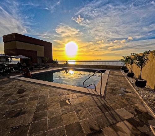 萨尔瓦多Sol Vicitoria Marina的一座享有日落美景的游泳池