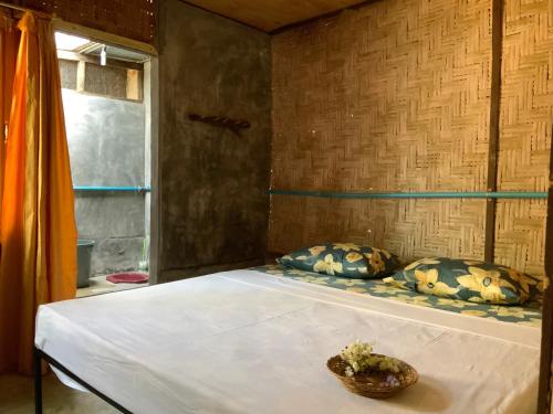 武吉拉旺Homestay Bukit Lawang的一间卧室,床上放着碗