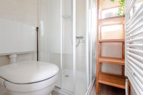 赞德沃特Stekkie的白色的浴室设有卫生间和淋浴。