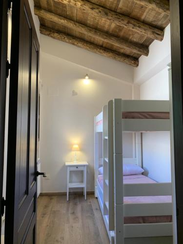 阿尔巴拉辛La Casa de los Molineros的客房设有两张双层床和一张桌子。