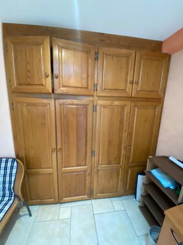 GignacChambre d'hôte La Blénie的一间房间,房间内设有木制橱柜