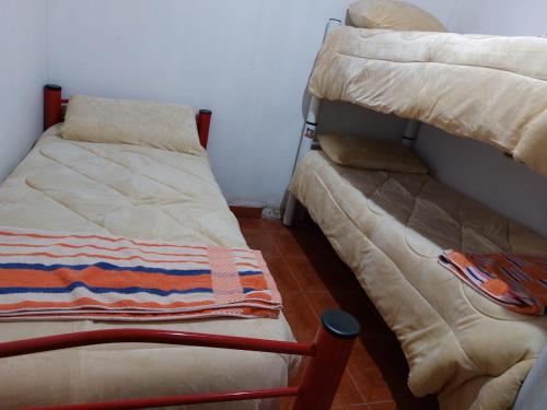 Pericorancho de los bellidos的客房设有两张双层床和一张沙发。