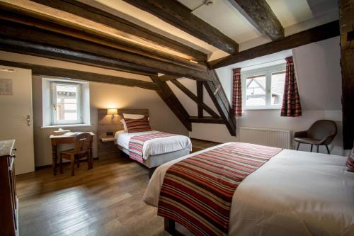 利克维德拉科洛纳酒店的一间卧室配有两张床和一张桌子及椅子