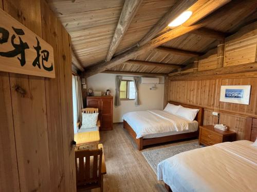 南竿马祖牛角海边民宿餐饮的小木屋内一间卧室,配有两张床