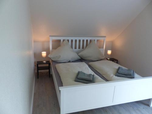 瓦尔斯罗德Ferienhaus Sonnenzauber 2的卧室配有白色的床和2个枕头