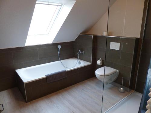 瓦尔斯罗德Ferienhaus Sonnenzauber 2的带浴缸和卫生间的浴室。