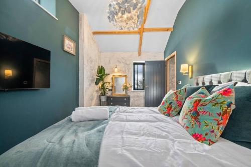 MonknashYsgubor Twt, Monknash的一间卧室配有一张带蓝色墙壁的大床
