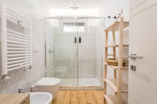 罗马Trastevere Boutique Apartment的带淋浴和卫生间的白色浴室