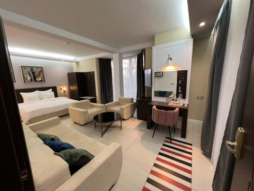 奥赫里德亚历山大别墅及水疗酒店的酒店客房设有床和客厅。