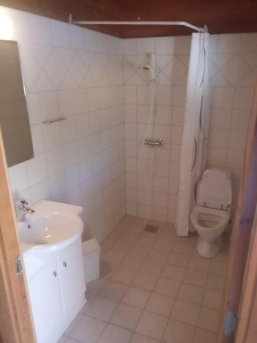 诺德堡Lyst dobbelt værelse med egen indgang og bad的白色的浴室设有卫生间和水槽。