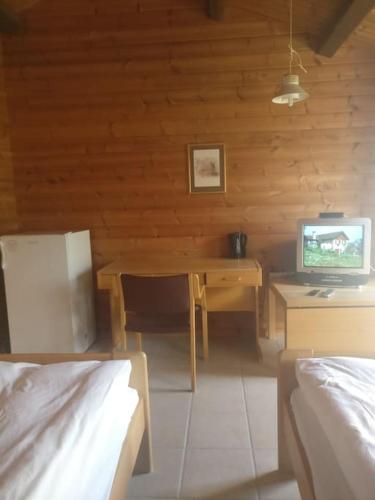 诺德堡Lyst dobbelt værelse med egen indgang og bad的小屋内的房间配有书桌和电视