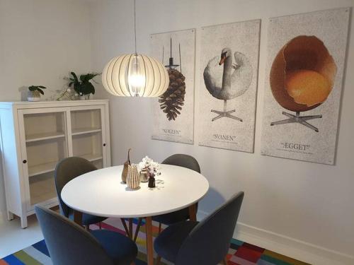 VibyCharmerende lejlighed i Viby的一间配备有白色桌椅的用餐室