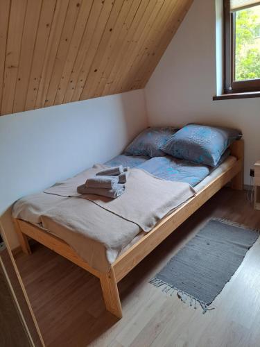 斯梅瑞克Dulówka的木天花板的客房内的一张床位