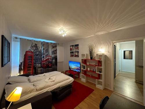 安纳马斯Royale London Signature * * * * *的一间卧室配有一张床和一台电视。