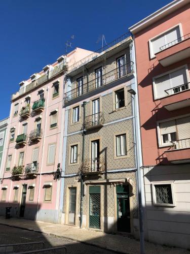 里斯本Angels Homes-n27, 3ºfloor - Bairro Típico, Centro Lisboa的一座带阳台的大建筑