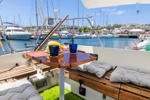 卡列罗港Seaside Chill-out Stay on a Sail Yacht的船上的桌子