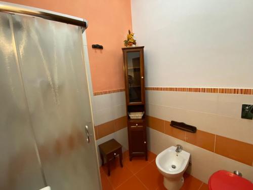 伯吉维奇La "Piccola della Gioia"的一间带卫生间和水槽的浴室