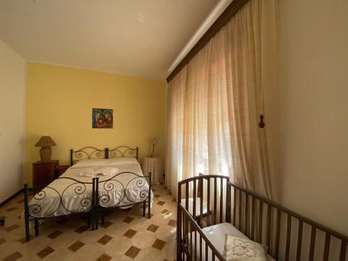 伯吉维奇La "Piccola della Gioia"的卧室设有靠窗的床