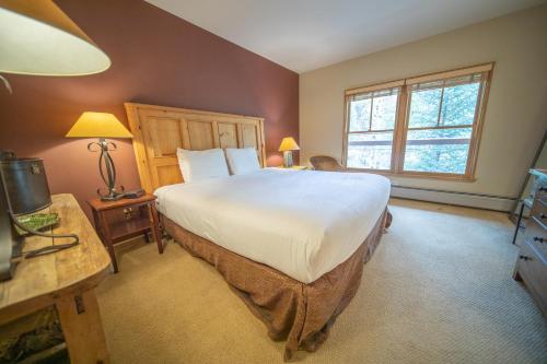 基斯通Jack Pine 8006的一间卧室设有一张大床和一个窗户。