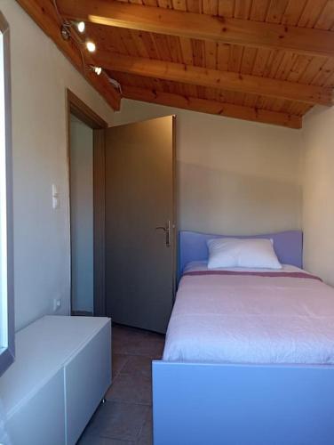 埃费奥纳斯Ventus的一间卧室设有一张大床和一扇门